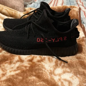 Skor Adidas yeezy 350 boost - Adidas yeezy 350 boost avänd en gång anledning varför jag säljer passar inte mig längre storlek 41. säljer för 350kr priset kan diskuteras vid snabb köp. Betalning via Swish och kontanter. Återköpt tillåts inte.