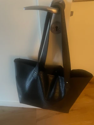 Svart läderväska - Superfin läderväska som är perfekt som skolväska. Den får plats med mycket och är sparsamt använd. Pris kan diskuteras❤️