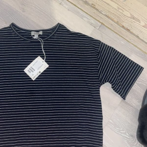 Randig tröja - Helt oanvänd. Färgen är mörkblå/svart