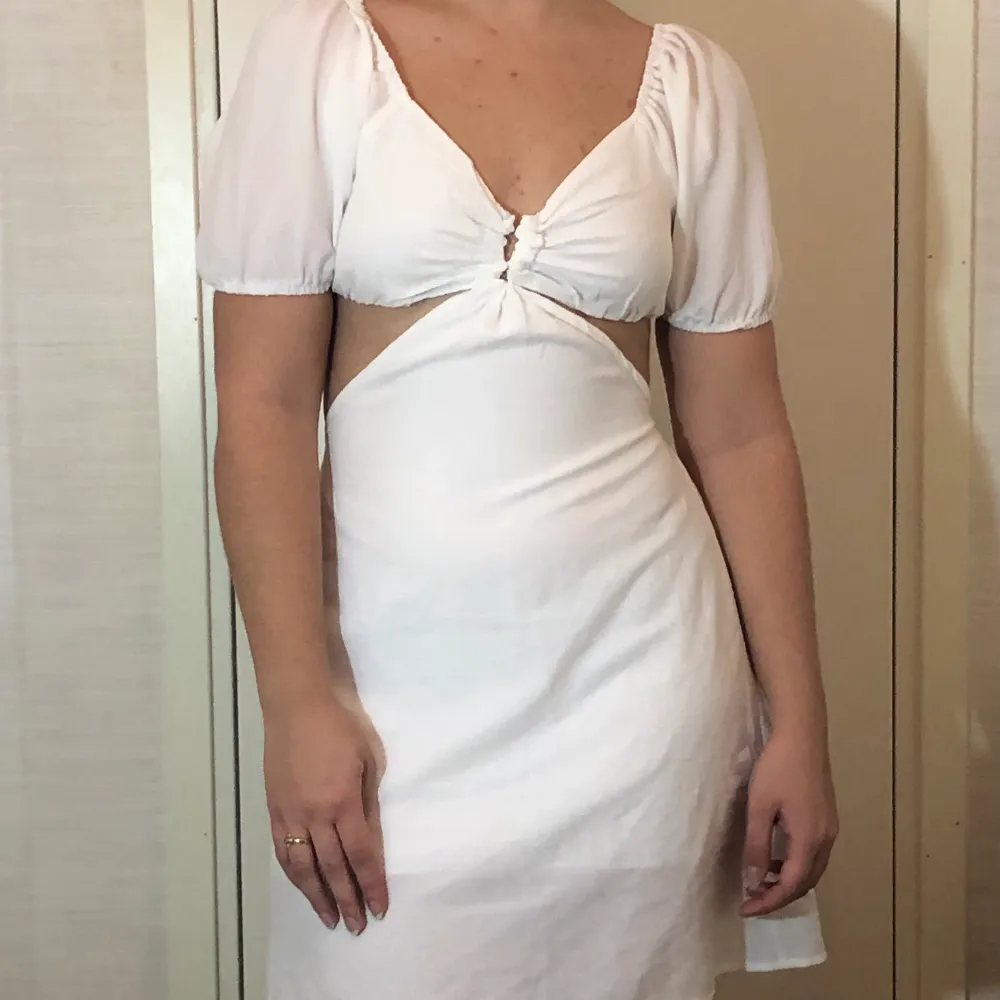 Supersöt vit klänning! Aldrig använd, säljes för 50kr💕. Klänningar.