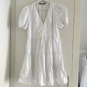 Säljer den här fina vita klänningen med puffärm från zara då den tyvärr är för kort för mig. Storlek Xs och använd endast en gång. (Frakt spårbart 66kr)