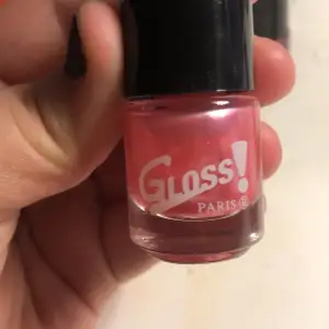 Ett gulligt,rosa nagellack med glitter i sig har 3mi .