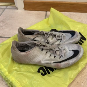 Spikskor - Ett par spikskor från Nike i modellen superfly elit. De är väldigt slitna, men främst i färgen från den röda banan och inte i själva sulan eller spikarna. Perfekt som första sprint-spiksko. Ordinarie pris: 1100