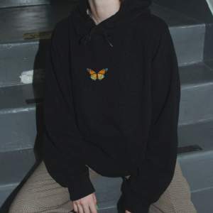 Supercool oversize hoodie med en fjäril från brandy Melville för 150kr (priset går att diskuteras:). Skulle säga att den passar på XS-L.  Köparen står för frakt🖤