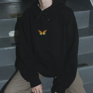 Hoodie från Brandy Melville - Supercool oversize hoodie med en fjäril från brandy Melville för 150kr (priset går att diskuteras:). Skulle säga att den passar på XS-L.  Köparen står för frakt🖤