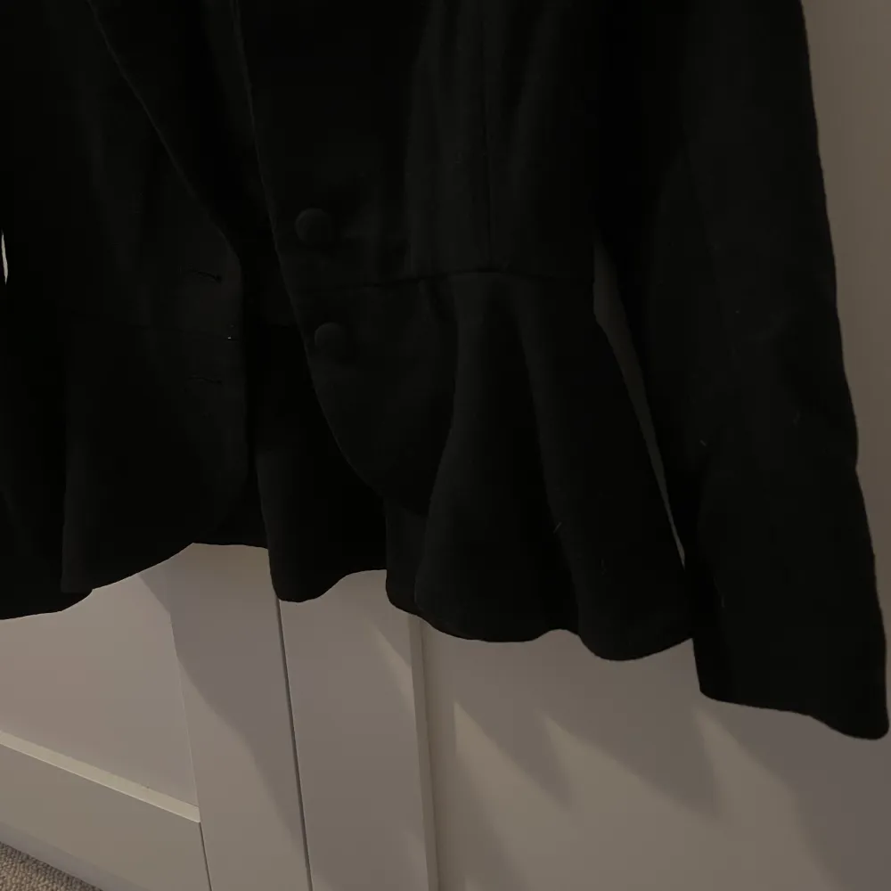 Så så fin jacka med stora svarta knappar och söta volanger nertill🫶 säljer pga att den är för liten för mig😢. Jackor.