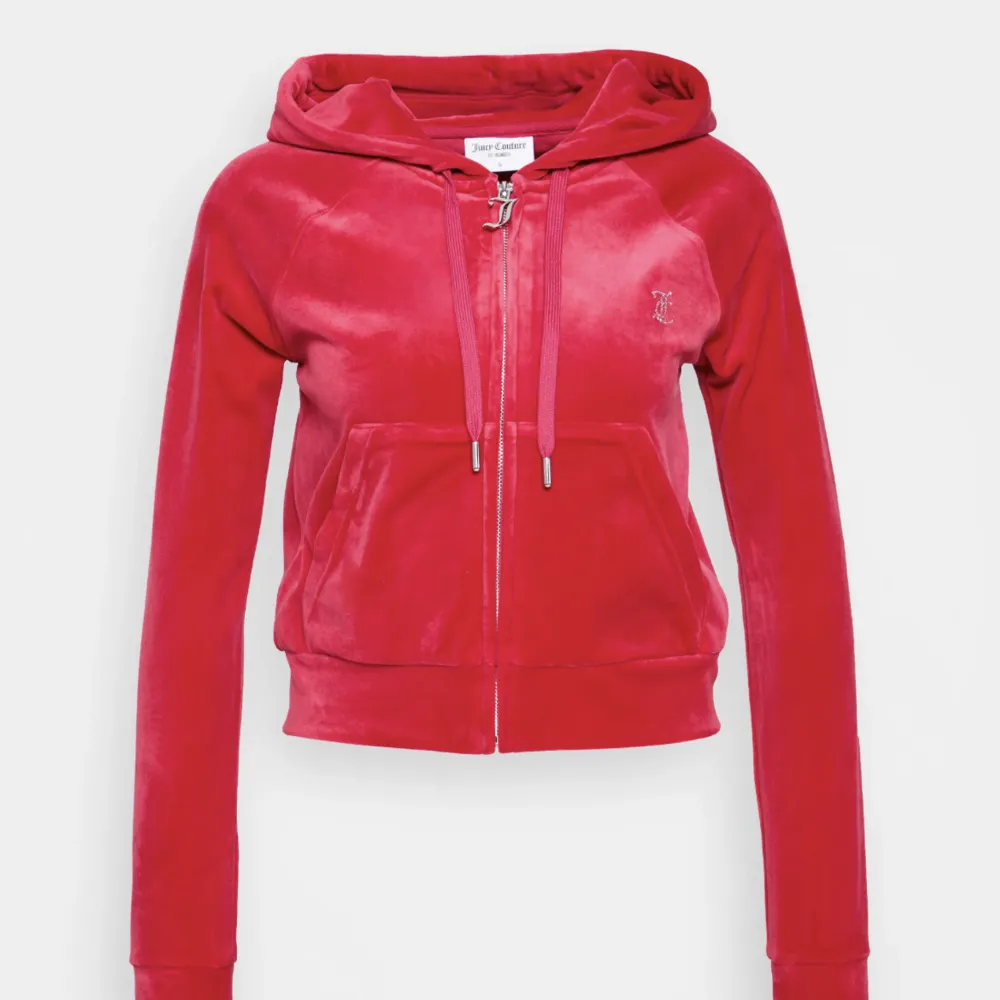Säljer nu denna jättefina röda Juciy couture tröjan, då den inte kommer till användning ❤️ Den är i jättebra skick och knappt använd! Inga defekter! Skriv för egna bilder och vid intresse ❤️ Den har paljetter på baksidan med texten ”Juciy”. Nypris 1199.. Hoodies.