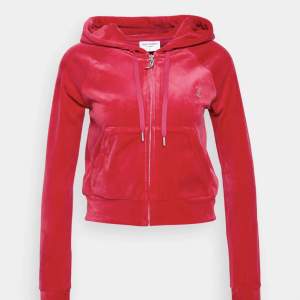 Säljer nu denna jättefina röda Juciy couture tröjan, då den inte kommer till användning ❤️ Den är i jättebra skick och knappt använd! Inga defekter! Skriv för egna bilder och vid intresse ❤️ Den har paljetter på baksidan med texten ”Juciy”. Nypris 1199.