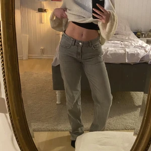 GRÅA LÅGMIDJADE JEANS - Helt nya gråa low/midwaist jeans på Gina Tricot. ❤️❤️ Jag är 171cm och har ofta storlek 36❤️❤️