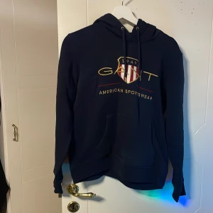Gant hoodie  - Mörkblå gant hodiee använd 1 gång 