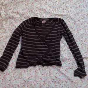 omlottkofta  - så söt omlottkofta som tyvärr blivit för liten för mig, köpt här på plick men knappt använd då pga för liten 