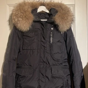 Hollies Jacka - - Storlek: 40 - Inköpspris: 4500kr - Skick: som ny, snålt använd.  - Kan mötas upp i Göteborg annars står köparen för frakt. 