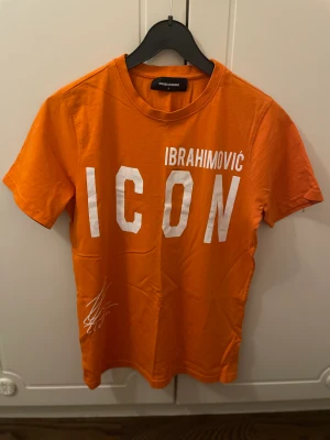 ICON dsquared x Zlatan Ibrahimovic  - Dsquared x Zlatan t shirt använd några månader men är för liten nu. Den är i väldigt bra skick och nypris ligger på 4000-5000 och är slutsålda nästan överallt.