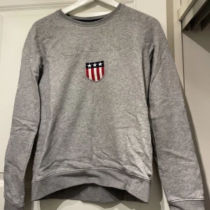 GANT - Säljer en ljusgrå collegetröja från GANT i storlek M, använd ett fåtal gånger men är i mycket fint skick. Kan tänkas mötas upp i Växjö annars står köparen för frakten☺️