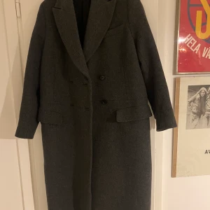 Kappa i ull - Kappa i ull från hm studios. Stl 40 men funkar som oversize på stl 36-38. Ganska lång. 