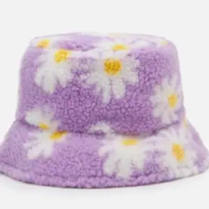 Flawey bucket hat från Fire & Glory, köpt på Zalando. One size (60 cm i storlek One Size). Fleece.  Rök- och djurfritt hem. Köparen står för porto.  
