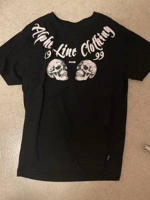 goth?? - Cool tröja som jag aldrig använt men som köptes ett tag sedan! Den har inga defekter och den kostade runt 400. Använder den inte då den inte går ihop med mina kläder!