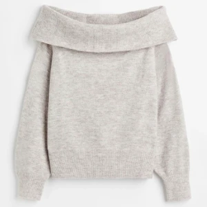 Off shoulder tröja  - Säljer min Off shoulder stickad tröja från H&M. Slutsåld på hemsidan o jag har använt den  1-2 gånger ❤️ Hör av er vid frågor eller intresse! Jag åker på onsdag så tisdag är den sista dagen jag möts upp❤️BUD. 160kr  