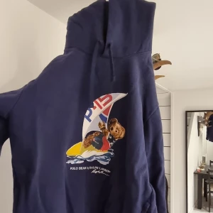 Polo bear by ralph lauren - Mörkblå björn hoodie, bra skick. Storlek M