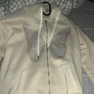 zip up hoodie - köpt från shein, storlek S men är lite oversized.