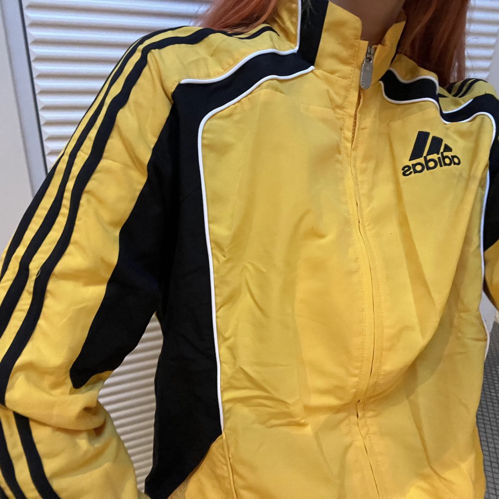 Gul Adidas jacka (gul m svarta ränder) | Plick Second Hand