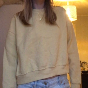 Gul tröja - Jag säljer denna gula tröja från lager 157.  Den är mjuk på insidan. Säljer för den aldrig kommer till användning. Betala genom Swish💛