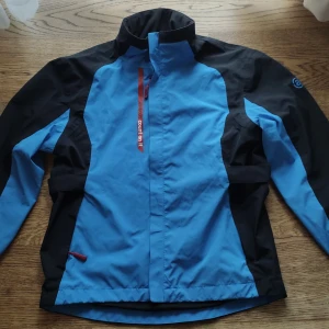 Abacus Jacka för vind XS - Snygg golf abacusjacka för vind och regn. Passar nog XS/S och är primärt för c.a 11 åringar. Pris kan alltid diskuteras 💞