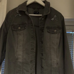 Vintage jeansjacka - Säljer denna helt oanvända jeans jacka köpt på secondhand, skitcool med rinestone. Storlek står ej men skulle säga S-M😎