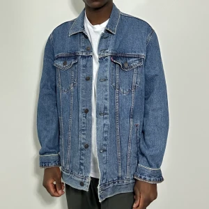 Levis jeansjacka - Blå Levis jacka  Levis jeansjacka  Storlek XL - Bra skick  Längd: 75 cm Bröst: 61 cm   Ställ gärna frågor  Följ @diviinethrift på instagram ❤️   #vintage #höst #levis #unisex #jacka