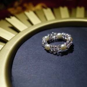Pärlad ring med vita pärlor - Ring med genomskinliga seabeads och vita pärlor. (De är vitare i verkligheten)