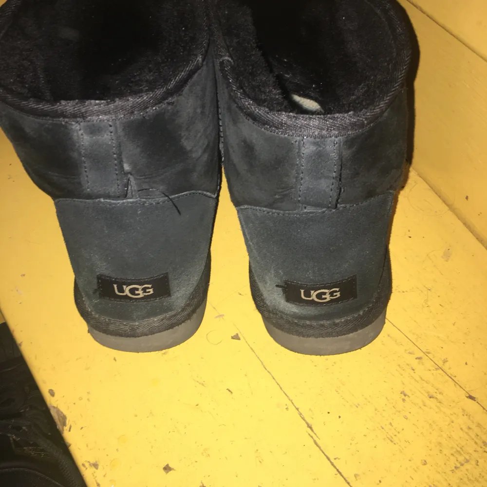 äkta svarta uggs i storlek 45 som jag inte använder längre. har bara använt förra vintern och de är lite smutsiga men går säkert att få bort. Skor.