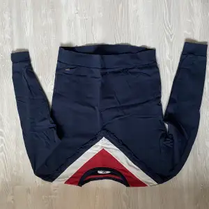 Säljer en mörkblå/vit/röd sweatshirt från hamton republic. Fint skick, storlek 158/164.