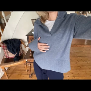 Stickad tröjy - Super mjuk stickad tröja i en fin blå färg. Som ny storlek xs men passar xs-m skulle jag säga 