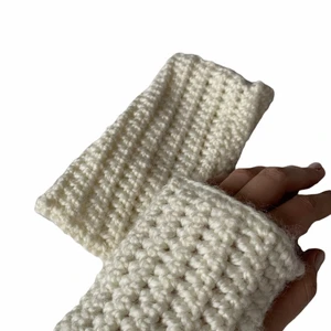 Vita handledsvärmare - Vita handledsvärmare jag virkat själv. Håller händerna varma👍