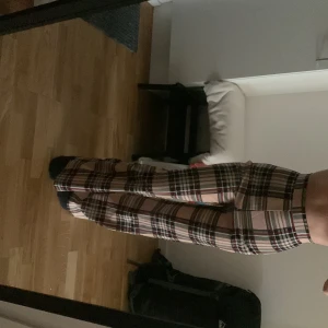 Tygbyxor - Sjukt snygga tygbyxor, dock lite långa på mig som är 158 vilket har gjort att jag inte fått så mycket användning av dem, dick använda 2-3 ggr. Storlek XS. 