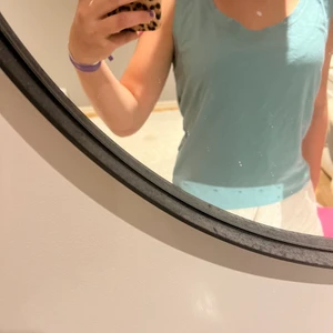 Masai linne strl M - Basic, blå/grönt linne från masai, tjocka band, slapp modell. Kan kläs upp och kan kläs ner.  Ordinarie pris 319 kr, säljs för 100 kr.