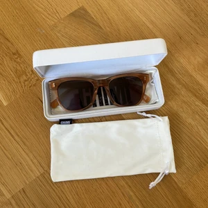 Chimi solglasögon  - Säljer Chimi eyewear i modellen 007 färg peach. Köpta för 3 år sen men är väldigt sparsamt använda. Inga tecken på skador eller liknande.