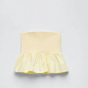 Zara topp - Säljer denna super söta gula topp från zara då jag tyvärr inte fått användning för den💕 den är slutsåld på Zaras hemsida, skriv gärna privat för fler bilder