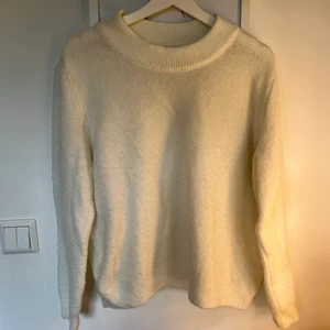 Vit Stickad tröja - Mysig stickad tröja ifrån ASOS. Lite oversized. Köparen står för frakten. Använd inte köp direkt