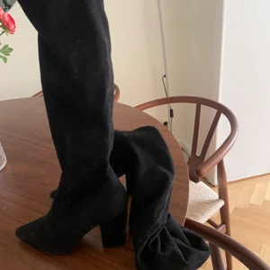 Steve madden overknee stövlar  - Superfina men kommer ej till användning. Storlek 38 men passar 37. Suede material. 