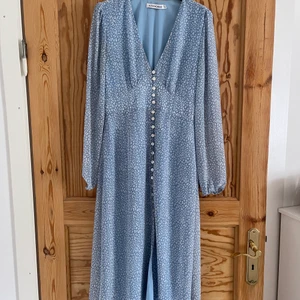 Adooreklänning  - Adooreklänning. Använd fåtal gånger. Inget att anmärka på. 