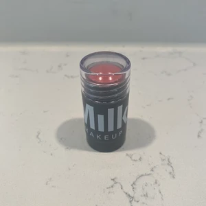 Milk makeup stick  - Milk makeup stick i färgen dash💕💕 Endast testat. Den går att använda på både läppar och kinder👌🏼👌🏼 Skickar spårbart med postnord!