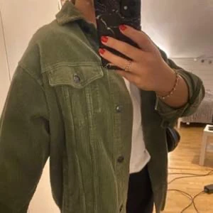 Grön manchester jacka - (Första bild lånad)  En grön Manchester jacka ifrån zara, perfekt till höst och vår! Väldigt fint skick ser som ny ut