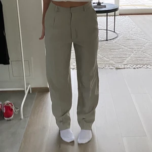 Kostymbyxor  - Gröna kostymbyxor som jag har köpt sexond hand 🌱 Dom är insydda i midjan med det går att sprätta upp. Passar mig som är 165 och brukar ha S/M 🧚🏼‍♀️ Jättefint skick