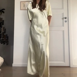 Ljusgul långklänning  - Ljusgul lång satinklänning från weekday. Använd ca 2-3 gånger så är så gott som ny! 💘