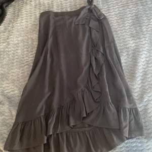 En svart kjol till knäna från Lindex i storlek 158-164. Använd några gånger.😜