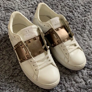 Valentino skor  - Säljer dessa Valentino skor, då dom är försmå för mig. Använda men är i bra väldigt bra skick!  Vid intresse tveka inte att kontakta! 😍🤩