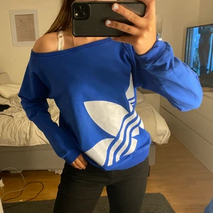 Adidas tröja - Blå adidas tröja som är off shoulder på ena armen, strl L men passar som en S/M💙