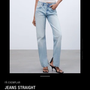 Zara - Helt oanvända jeans från zara, finns inte längre att köpa. Säljer för att dom var för stora. Skriv för fler bilder💗 300+ frakt