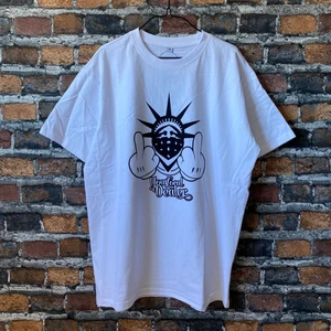 Your Local Dealer T-shirt  - En helt ny cool oversized vit YLD t-shirt. Bra material. Helt ny, tagen sitter kvar. Tröjan är för stor för mig därav säljes.  För fler bilder eller mått kontakta mig :) Postas spårbart med PostNord 51 kr 📦